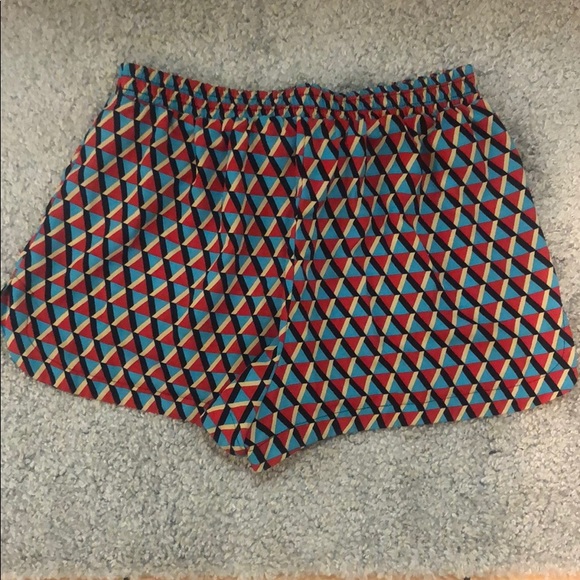 🔺 FOREVER21/ Geo Dolphin Short 🔻 - Picture 2 of 5